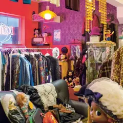 Vintage shop co to? Poznaj unikalne ubrania i ich historię