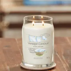 Świeca Yankee Candle Clean Cotton, idealna do rankingu świec zapachowych, pachnie jak świeżo wyprana bawełna.