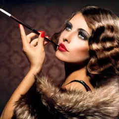 Elegancka kobieta z falowanymi fryzurami retro z lat 20. pali papierosa z cygarniczki, otulona futrem.