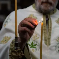 Kto zapala świeczki na kolędzie? Poznaj tradycję i jej znaczenie