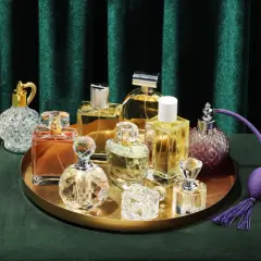 Eleganckie flakony z perfumami tworzą wyrafinowane kompozycje zapachowe.