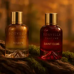 Dwa flakony perfum Sorvella na tle jesiennego lasu. "Marcy" i "Saint Elias" - zapachy przywołujące jesienne zapachy natury.