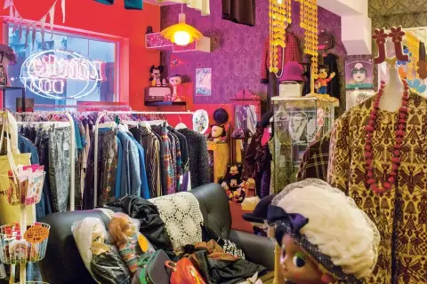 Vintage shop co to? Poznaj unikalne ubrania i ich historię