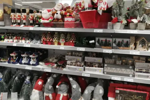 Ozdoby świąteczne w sklepach: kiedy zaczynają się pojawiać?