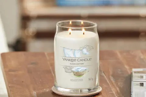 Świeca Yankee Candle Clean Cotton, idealna do rankingu świec zapachowych, pachnie jak świeżo wyprana bawełna.