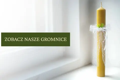 Piękna, prawdziwa gromnica ozdobiona białymi wstążkami i zielonymi gałązkami, gotowa na uroczystość.
