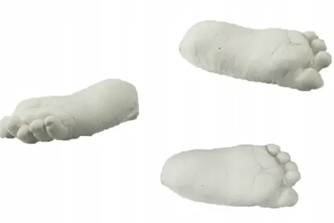 Odlewy stóp niemowlęcych wykonane z gipsu. Idealny materiał, jaki gips do odlewów, by zachować wspomnienia.