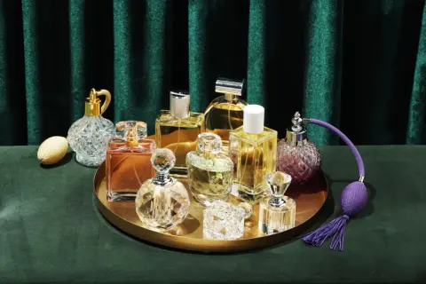 Eleganckie flakony z perfumami tworzą wyrafinowane kompozycje zapachowe.