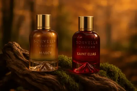 Dwa flakony perfum Sorvella na tle jesiennego lasu. "Marcy" i "Saint Elias" - zapachy przywołujące jesienne zapachy natury.