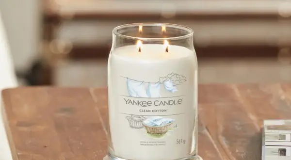 Świeca Yankee Candle Clean Cotton, idealna do rankingu świec zapachowych, pachnie jak świeżo wyprana bawełna.