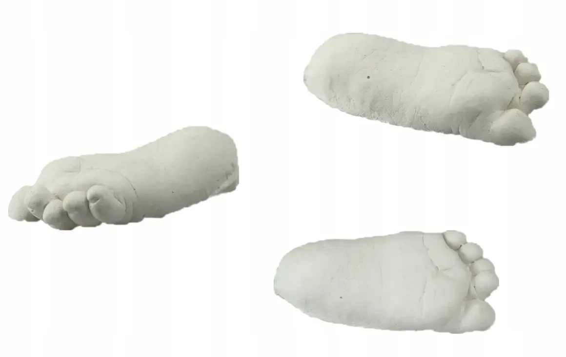 Odlewy stóp niemowlęcych wykonane z gipsu. Idealny materiał, jaki gips do odlewów, by zachować wspomnienia.