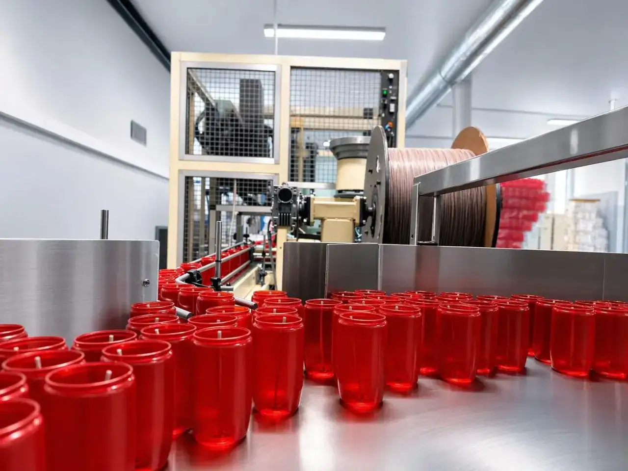 Linia produkcyjna zniczy, gdzie powstają wyroby dla najwięksi producenci zniczy w polsce.