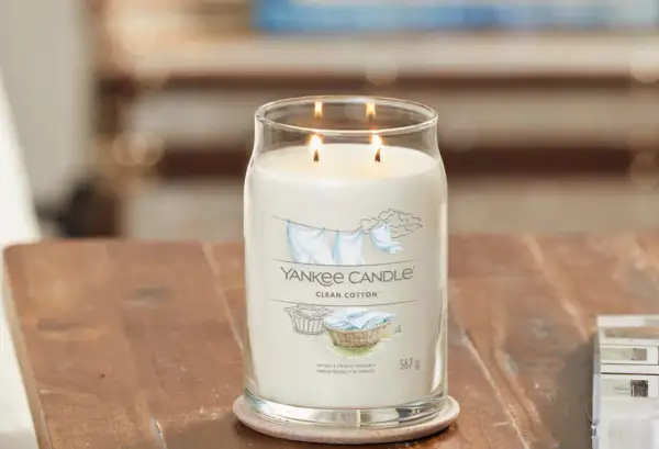Świeca Yankee Candle Clean Cotton, idealna do rankingu świec zapachowych, pachnie jak świeżo wyprana bawełna.
