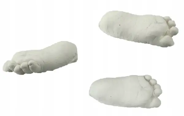 Odlewy stóp niemowlęcych wykonane z gipsu. Idealny materiał, jaki gips do odlewów, by zachować wspomnienia.