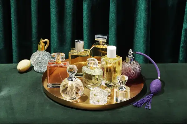 Eleganckie flakony z perfumami tworzą wyrafinowane kompozycje zapachowe.