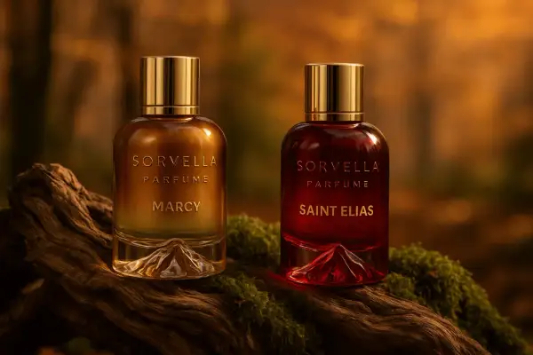 Dwa flakony perfum Sorvella na tle jesiennego lasu. "Marcy" i "Saint Elias" - zapachy przywołujące jesienne zapachy natury.